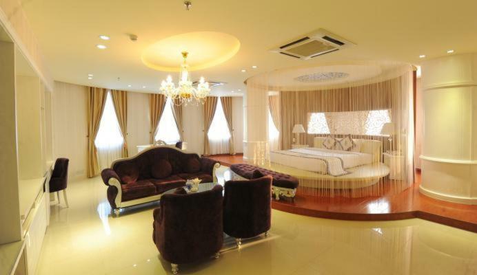 Viet Uc Hotel Ben Tre Exterior photo